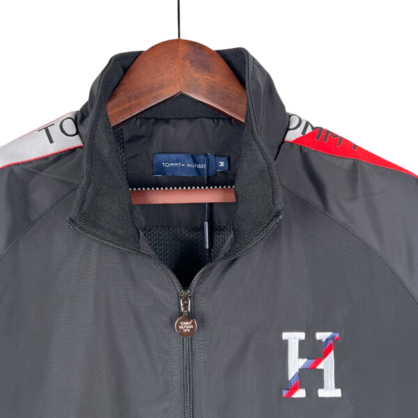 Chaqueta cortavientos Tommy Hilfiger negra, blanca y roja