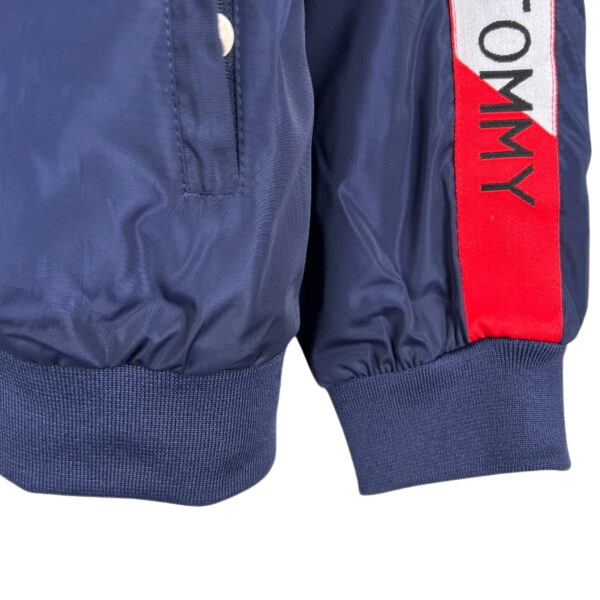 Chaqueta cortavientos Tommy Hilfiger azul, blanca y roja