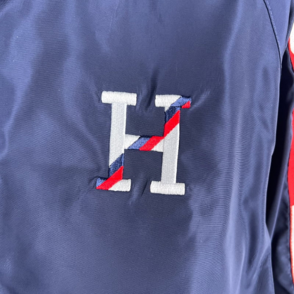 Chaqueta cortavientos Tommy Hilfiger azul, blanca y roja