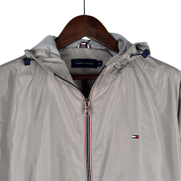 Chaqueta cortavientos gris y azul de Tommy Hilfiger