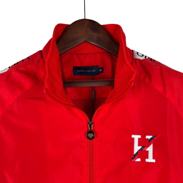 Chaqueta cortavientos roja y blanca de Tommy Hilfiger