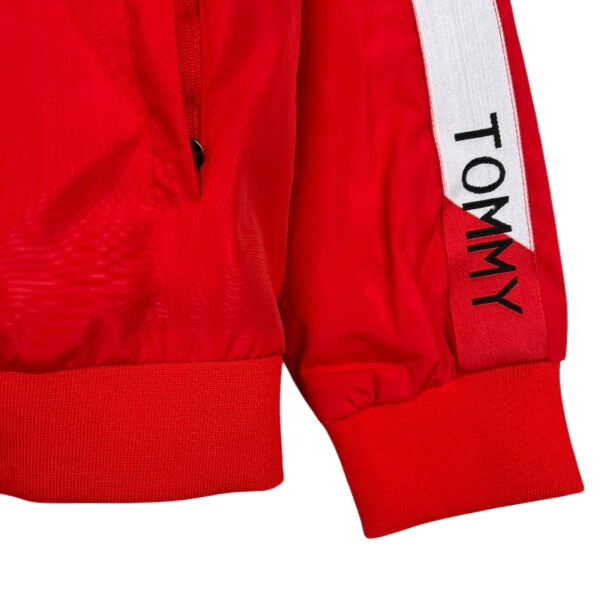 Chaqueta cortavientos roja y blanca de Tommy Hilfiger