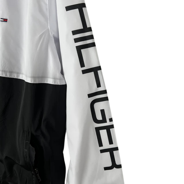 Chaqueta cortavientos blanca y negra de Tommy Hilfiger