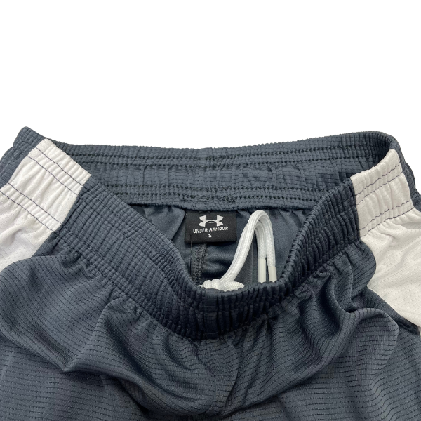 Pantalones cortos Under Armour grises, negros y blancos