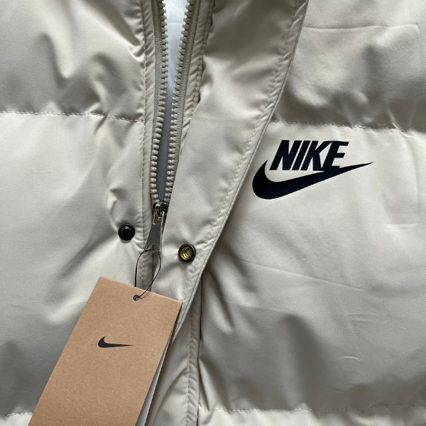 Chaqueta acolchada beige de Nike 
