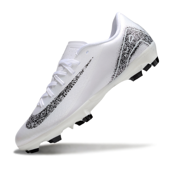 Botas de fútbol Nike Zoom Mercurial Vapor 16 Academy FG para terreno firme, color blanco y negro