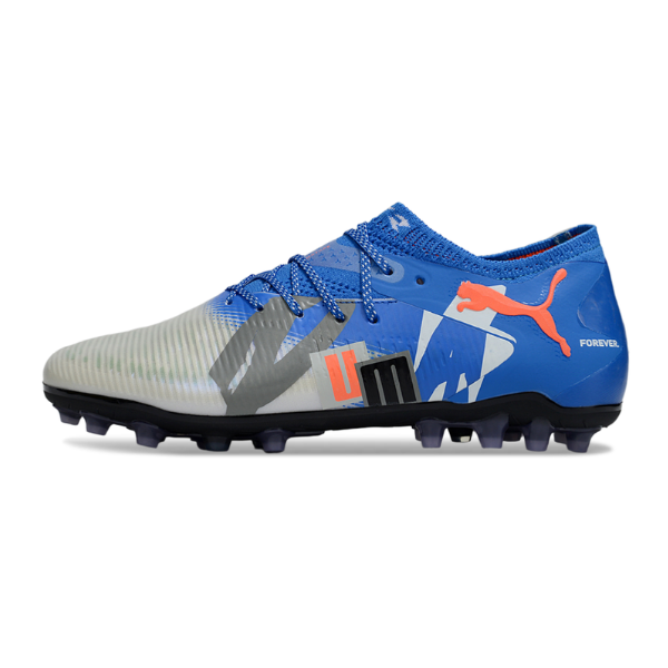 Botas de fútbol Puma Future 8 AG de caña baja, blancas y azules para terreno artificial