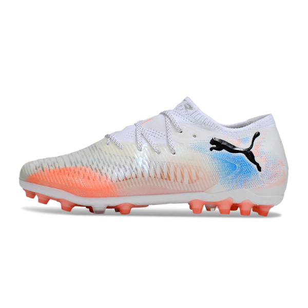 Botas de fútbol Puma Future 8 Low Cut AG para césped artificial, color blanco, naranja y azul