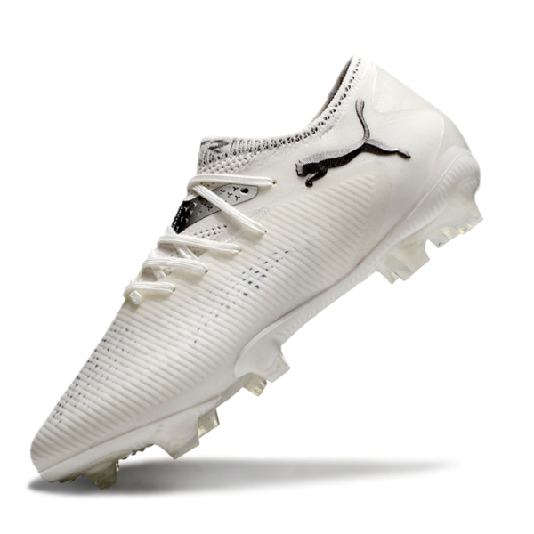 Botas de fútbol Puma Future 8 Low Cut para terreno firme, color blanco y negro