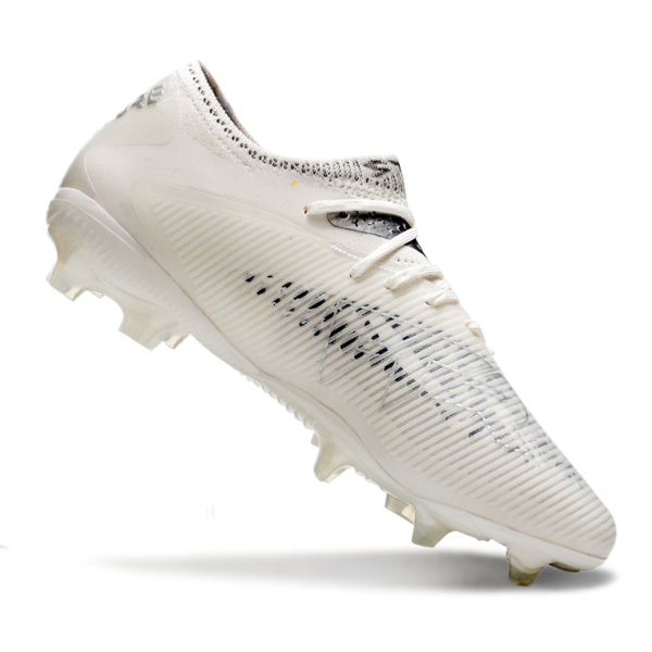 Botas de fútbol Puma Future 8 Low Cut para terreno firme, color blanco y negro