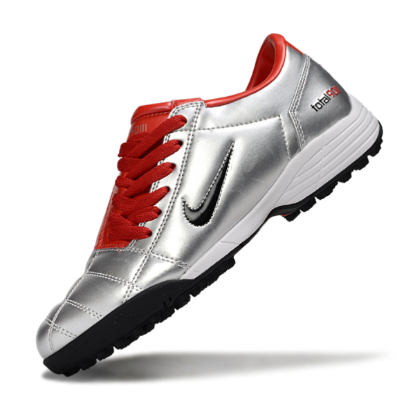 Botas de fútbol Nike Total 90 III Turf TF color plata y rojo