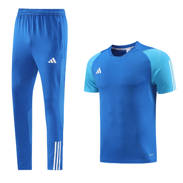 Conjunto de entrenamiento azul claro de Adidas, camiseta y pantalón