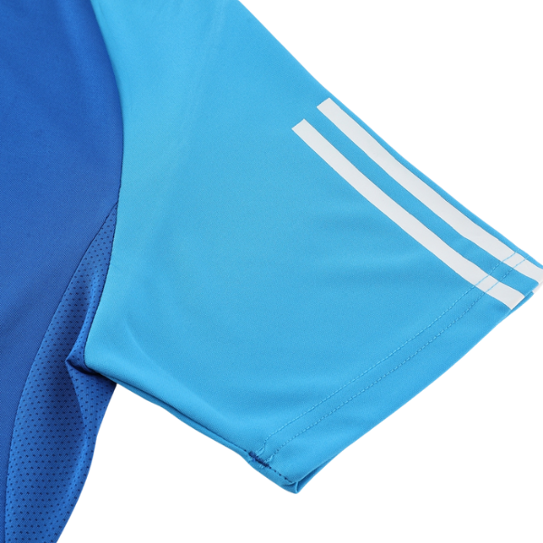 Conjunto de entrenamiento azul claro de Adidas, camiseta y pantalón
