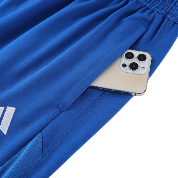 Conjunto de entrenamiento azul claro de Adidas, camiseta y pantalón