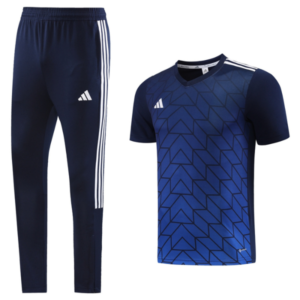Conjunto de entrenamiento Adidas azul oscuro, camiseta y pantalón.