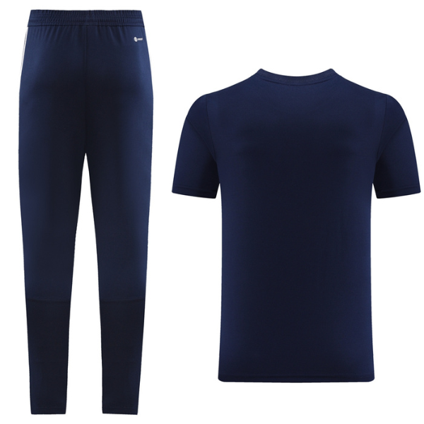 Conjunto de entrenamiento Adidas azul oscuro, camiseta y pantalón.