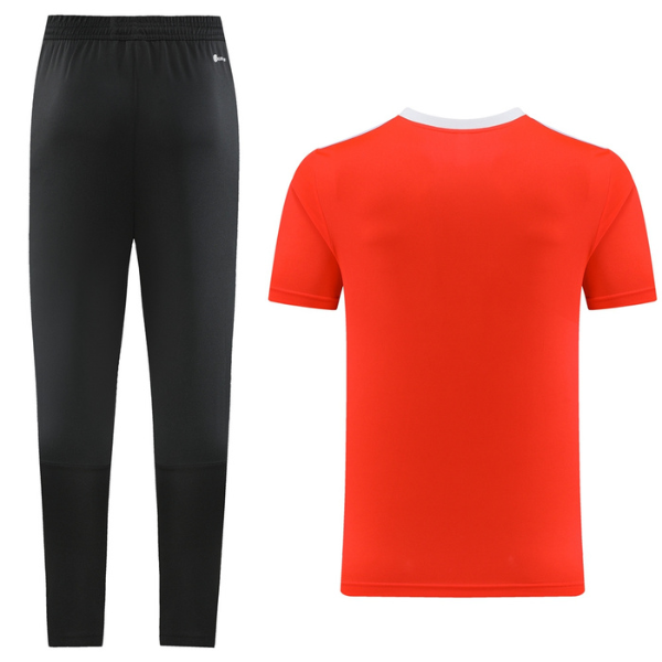Conjunto de entrenamiento naranja de Adidas, camiseta y pantalón