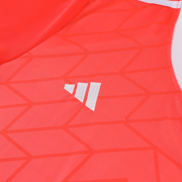 Conjunto de entrenamiento naranja de Adidas, camiseta y pantalón