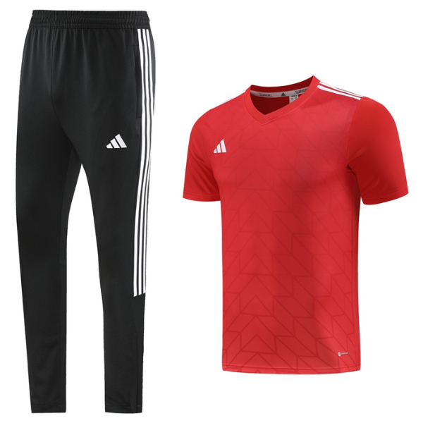 Conjunto de entrenamiento rojo Adidas, camiseta y pantalón