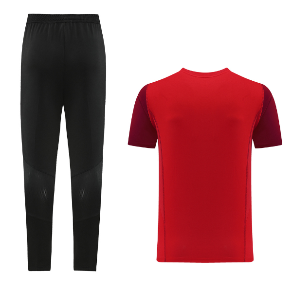 Conjunto de entrenamiento rojo Adidas, camiseta y pantalón