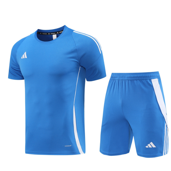 Conjunto de entrenamiento azul claro de Adidas: camiseta y pantalones cortos 