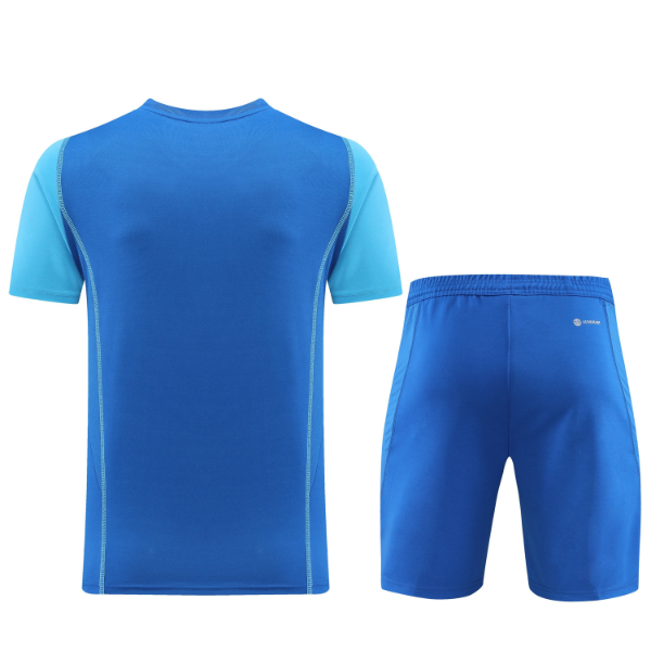 Conjunto de entrenamiento azul claro de Adidas: camiseta y pantalones cortos 