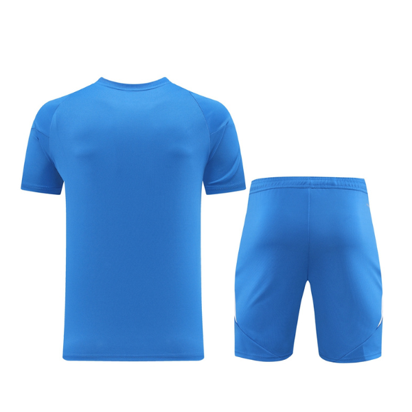 Conjunto de entrenamiento azul claro de Adidas: camiseta y pantalones cortos 