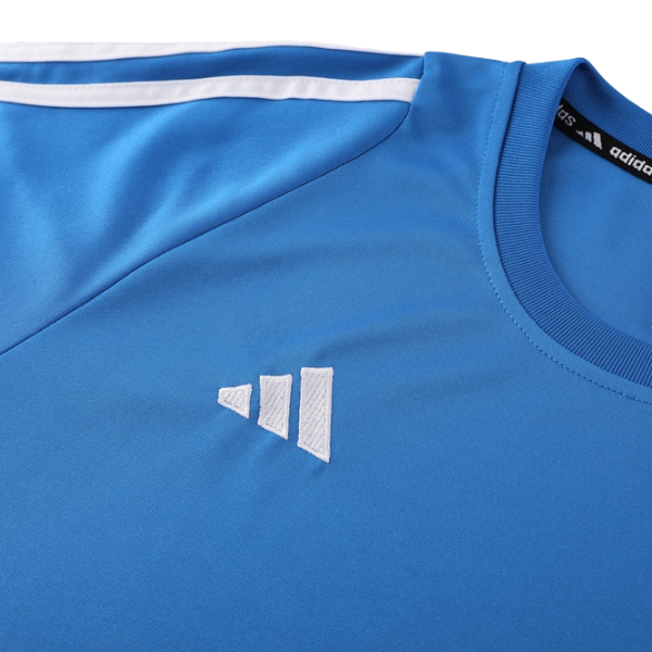 Conjunto de entrenamiento azul claro de Adidas: camiseta y pantalones cortos 