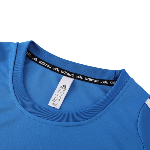 Conjunto de entrenamiento azul claro de Adidas: camiseta y pantalones cortos 