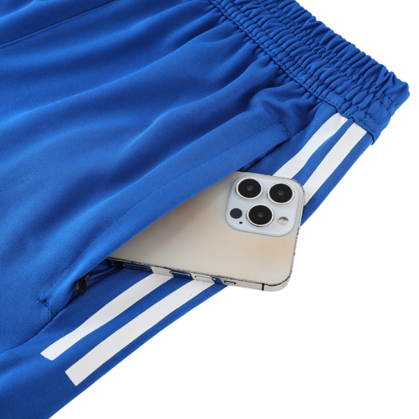 Conjunto de entrenamiento azul claro de Adidas: camiseta y pantalones cortos 