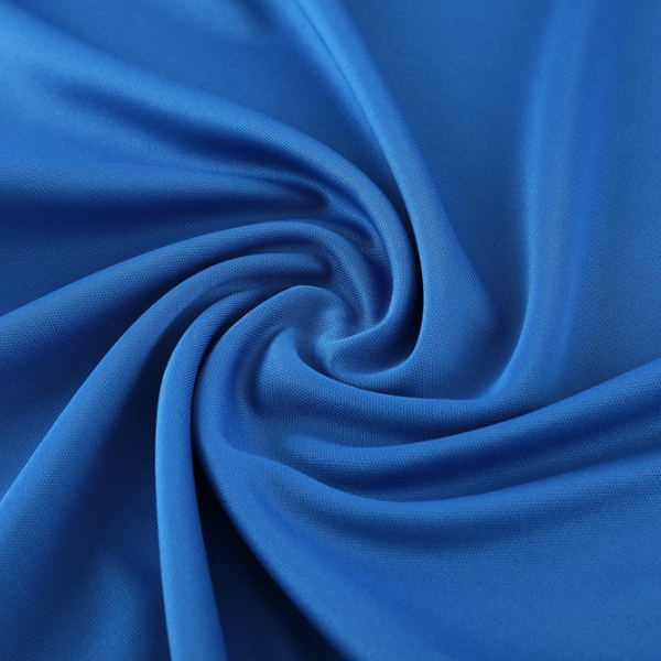 Conjunto de entrenamiento azul claro de Adidas: camiseta y pantalones cortos 