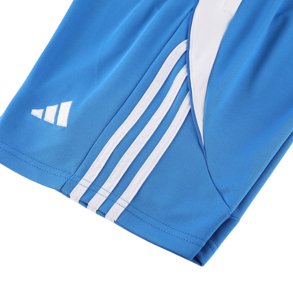 Conjunto de entrenamiento azul claro de Adidas: camiseta y pantalones cortos 