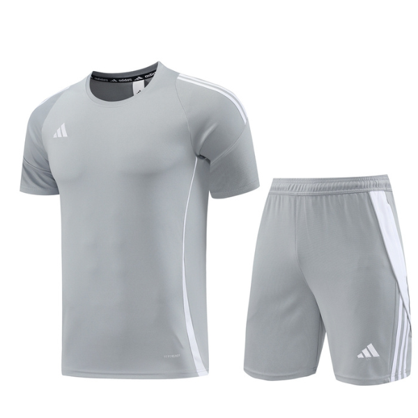 Conjunto de entrenamiento Adidas gris y blanco: camiseta y pantalones cortos 