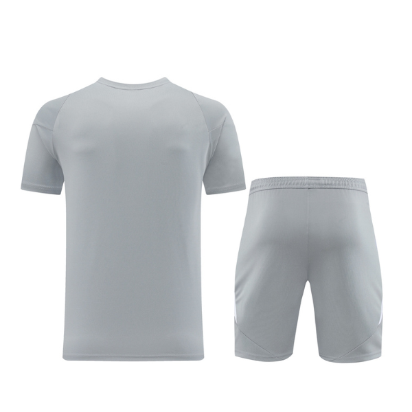 Conjunto de entrenamiento Adidas gris y blanco: camiseta y pantalones cortos 