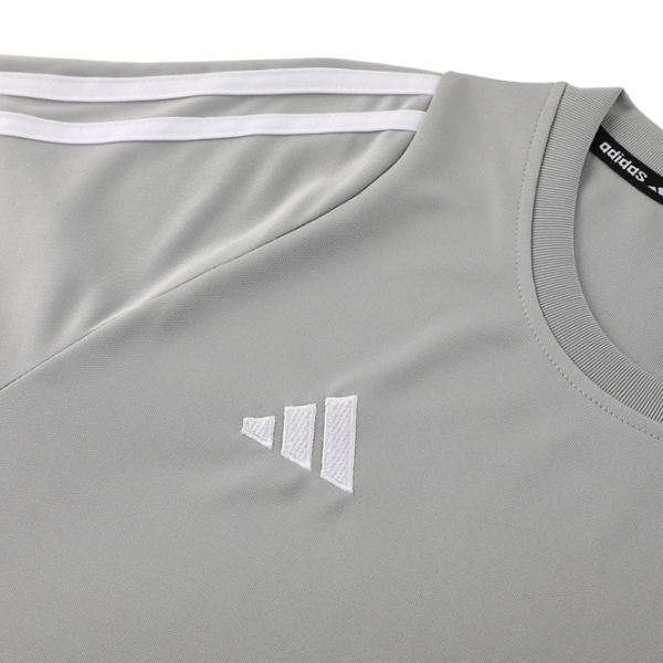 Conjunto de entrenamiento Adidas gris y blanco: camiseta y pantalones cortos 