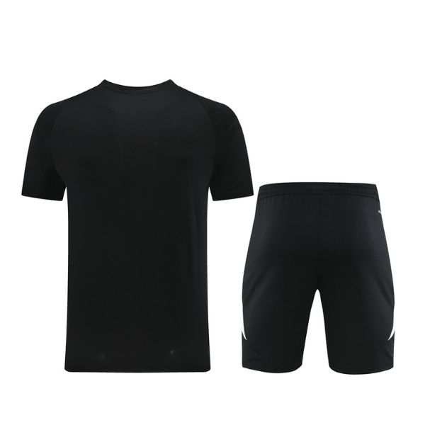 Conjunto de entrenamiento Adidas en blanco y negro con camiseta y pantalones cortos 