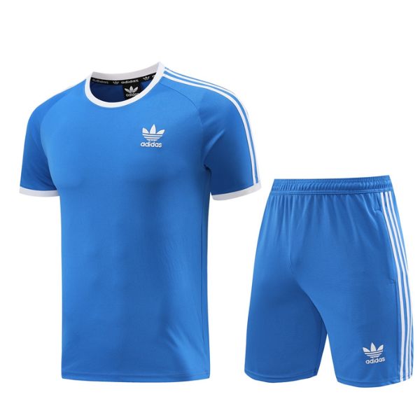 Conjunto de entrenamiento azul claro de Adidas: camiseta y pantalones cortos 