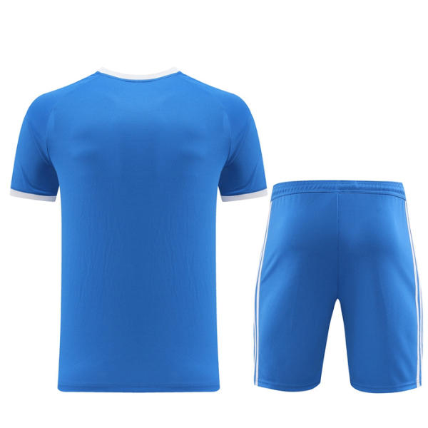 Conjunto de entrenamiento azul claro de Adidas: camiseta y pantalones cortos 