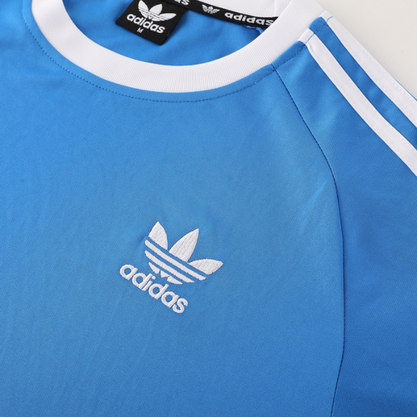 Conjunto de entrenamiento azul claro de Adidas: camiseta y pantalones cortos 