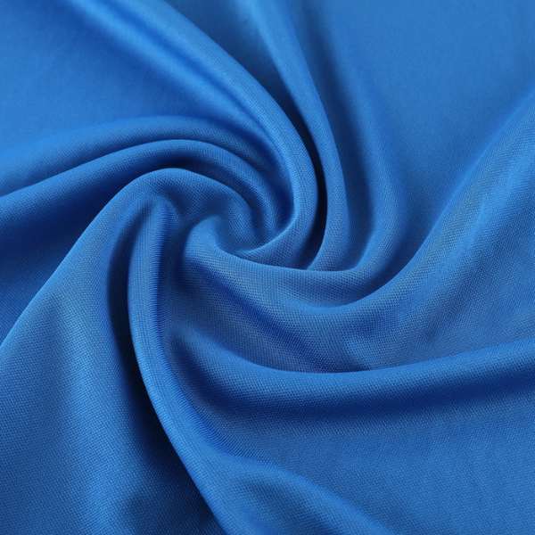 Conjunto de entrenamiento azul claro de Adidas: camiseta y pantalones cortos 