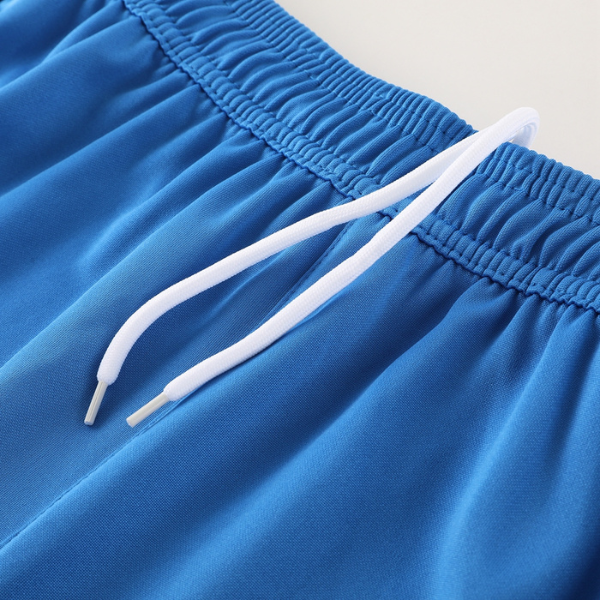 Conjunto de entrenamiento azul claro de Adidas: camiseta y pantalones cortos 