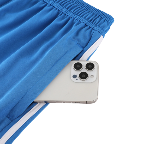 Conjunto de entrenamiento azul claro de Adidas: camiseta y pantalones cortos 