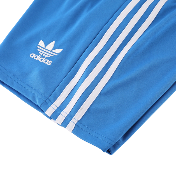 Conjunto de entrenamiento azul claro de Adidas: camiseta y pantalones cortos 