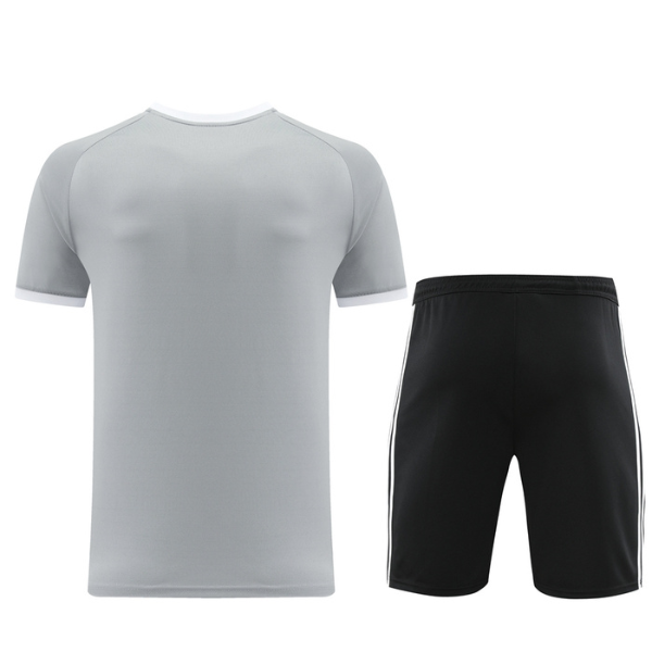Conjunto de entrenamiento gris Adidas: camiseta y pantalones cortos 