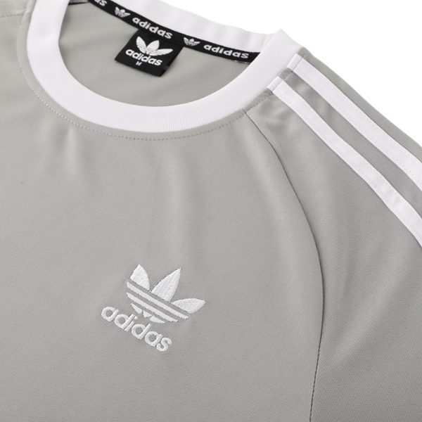 Conjunto de entrenamiento gris Adidas: camiseta y pantalones cortos 
