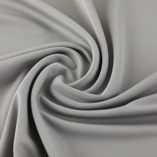 Conjunto de entrenamiento gris Adidas: camiseta y pantalones cortos 