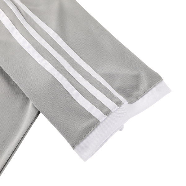 Conjunto de entrenamiento gris Adidas: camiseta y pantalones cortos 