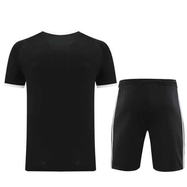 Conjunto de entrenamiento Adidas en blanco y negro con camiseta y pantalones cortos 