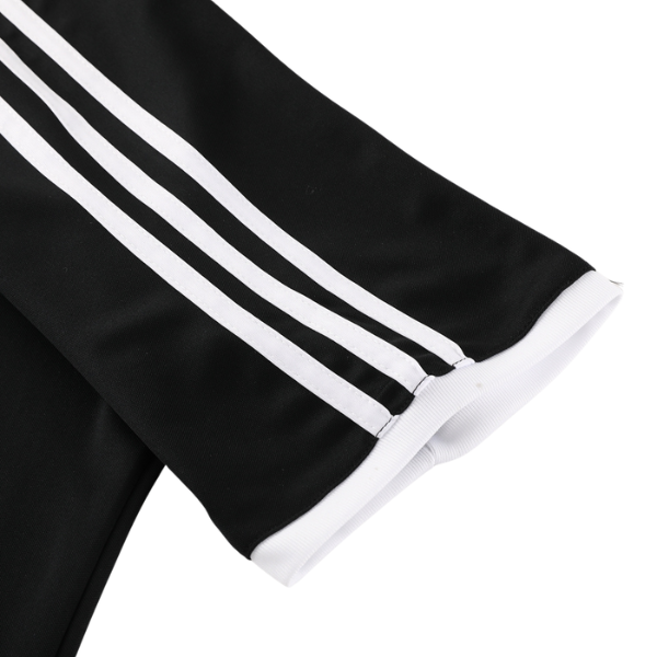 Conjunto de entrenamiento Adidas en blanco y negro con camiseta y pantalones cortos 