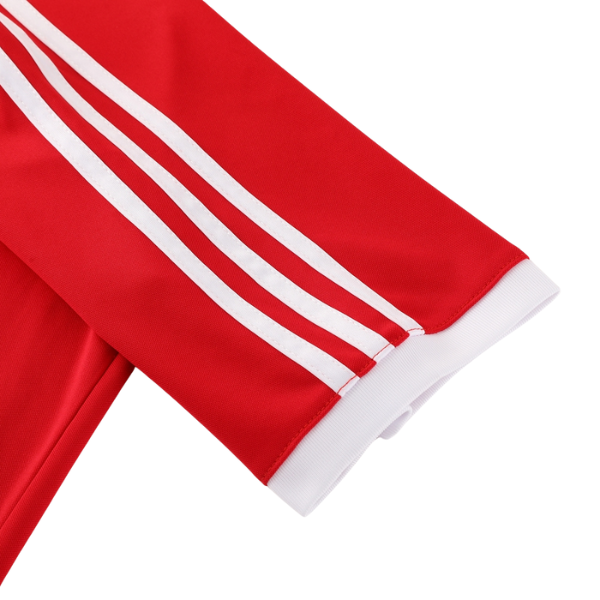Conjunto de entrenamiento rojo Adidas: camiseta y pantalones cortos 